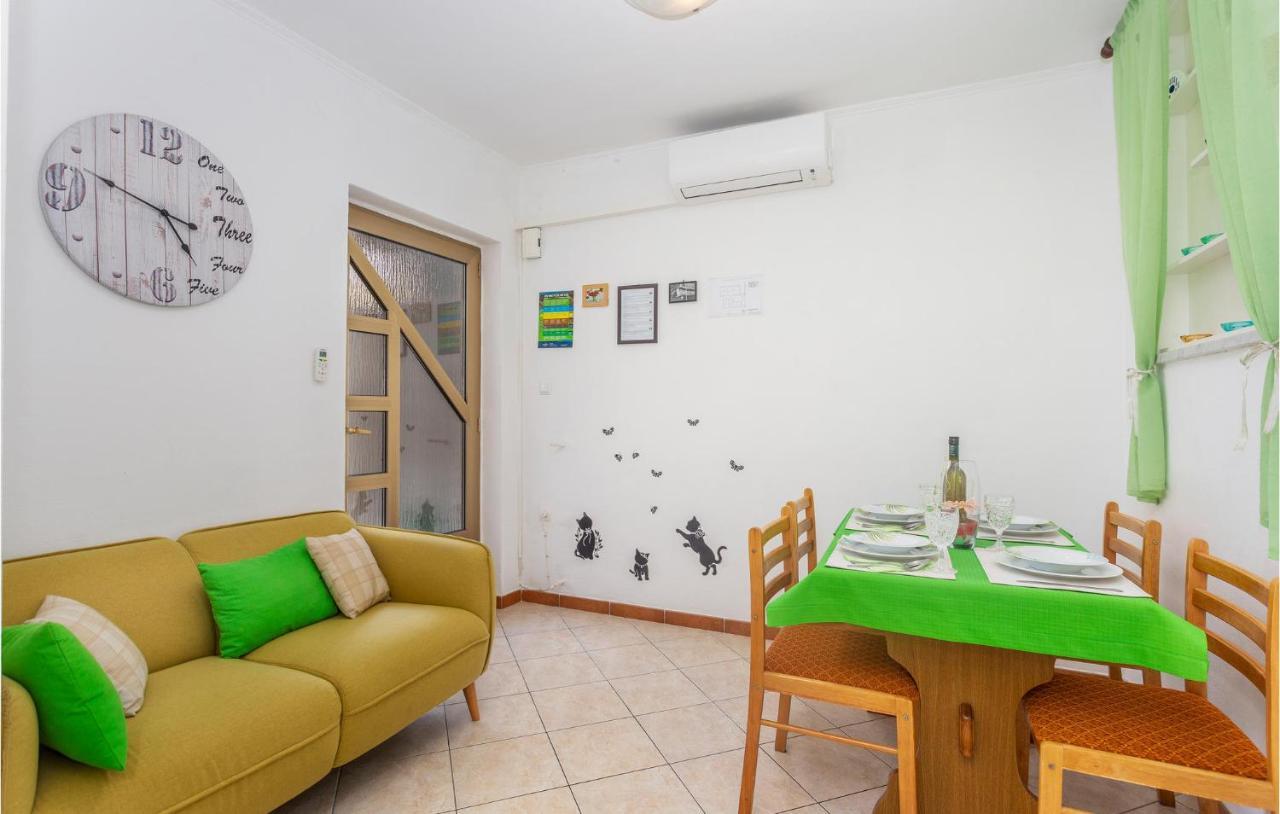 2 Bedroom Cozy Apartment In Омишаль Экстерьер фото