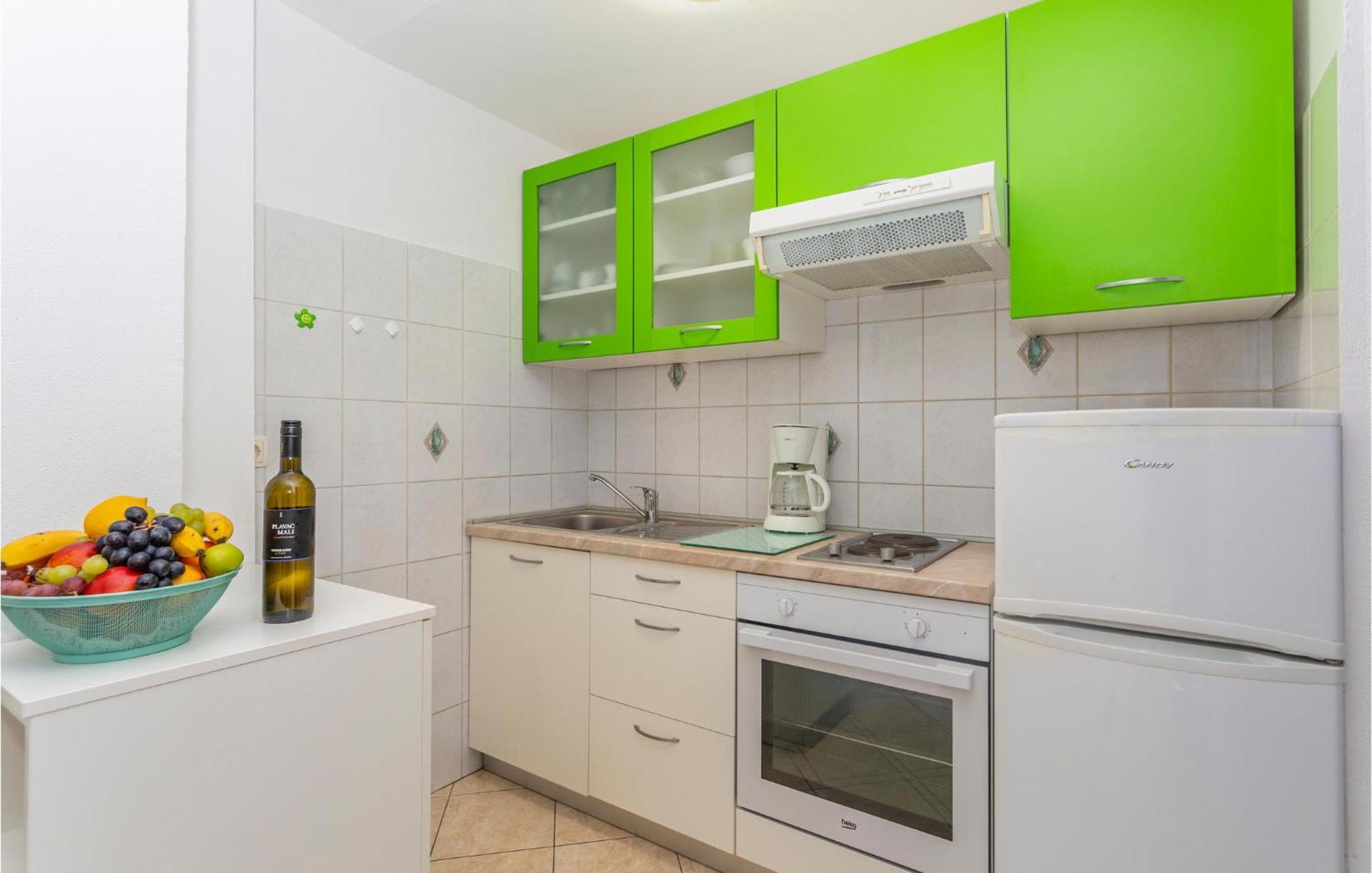 2 Bedroom Cozy Apartment In Омишаль Экстерьер фото