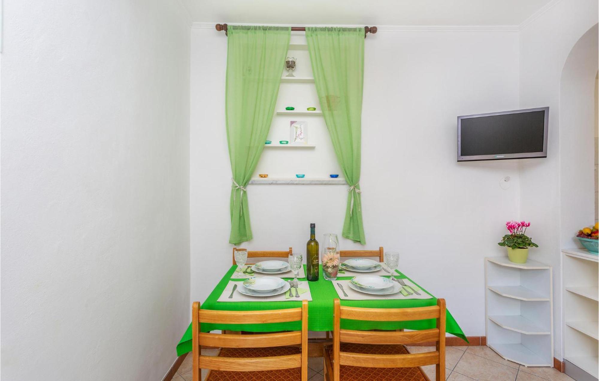 2 Bedroom Cozy Apartment In Омишаль Экстерьер фото